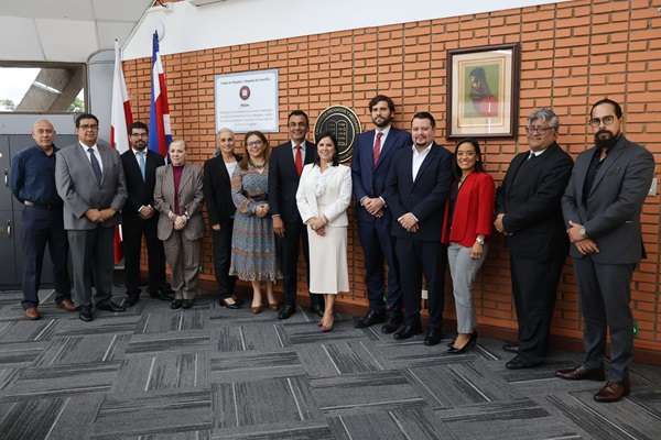 Colegio recibe visita de cónsules para  analizar la reforma de la Ley de Tránsito