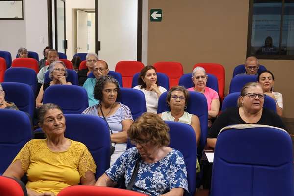 Personas adultas mayores reciben seminario sobre salud mental