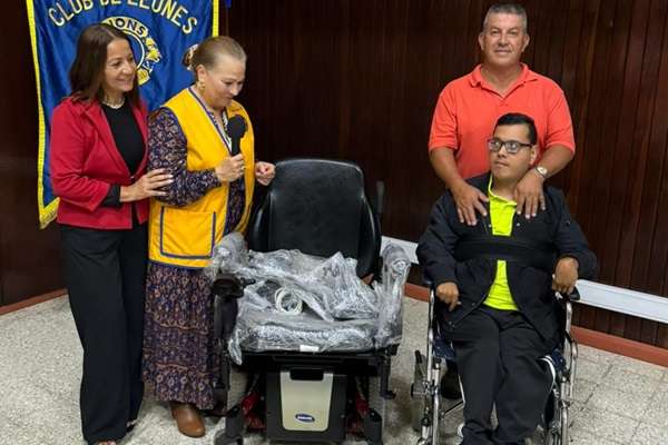 Club de Leones del Colegio dona silla de ruedas a persona agremiada con discapacidad